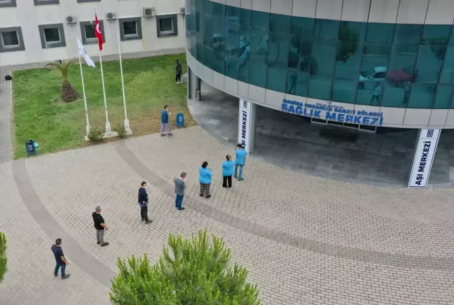 Manisa'da organize sanayi bölgesinde çalışanlara Kovid-19 aşıları yapılıyor