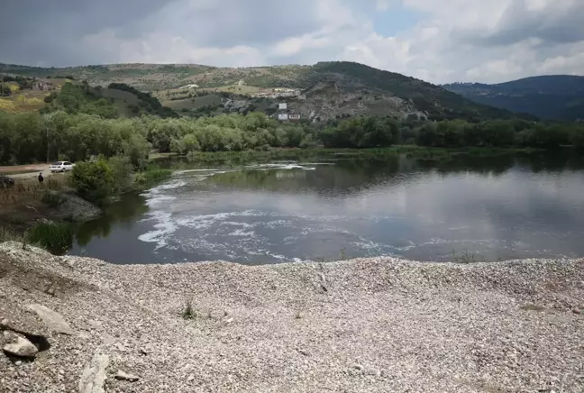 BALIKESİR - Suyu siyaha dönen Simav Çayı'nın yüzeyini de beyaz köpükler kapladı