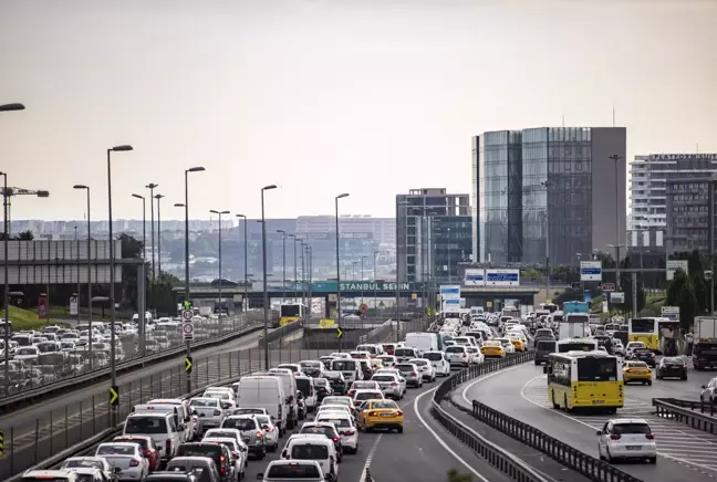 Kısıtlama öncesinde İstiklal Caddesi'nde yoğunluk