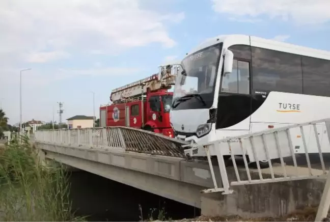 Tur midibüsü ile hafif ticari araç çarpıştı: 5 yaralı