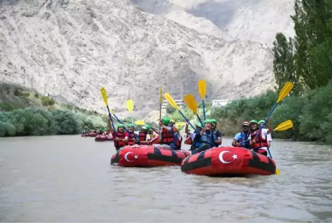 Son dakika haberleri... BAKAN SELÇUK, ZAP SUYU'NDA BOTA BİNDİ