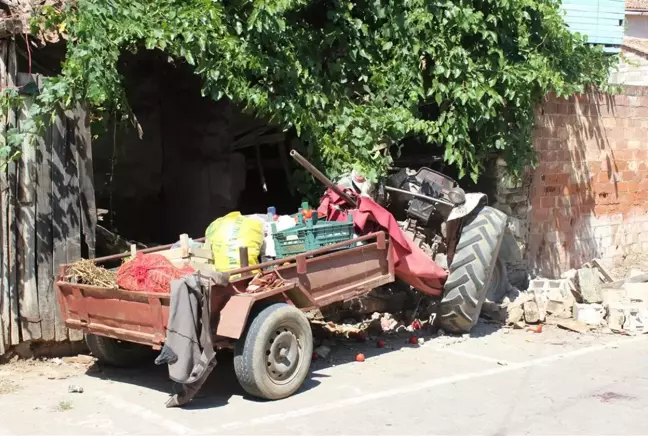 Ödemiş'te kontrolden çıkan traktör bir evin bahçe duvarını yıktı