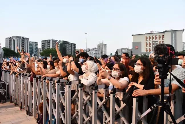 Adana'da yaz konserinde Pinhani grubu sahne aldı