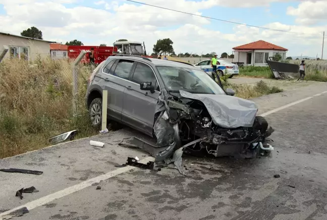 Çiftlik kapısına çarparak devrilen otomobildeki 4 kişi yaralandı