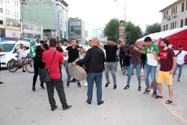 Iğdır'da taraftarlar şampiyonluğu halay çekerek kutladı