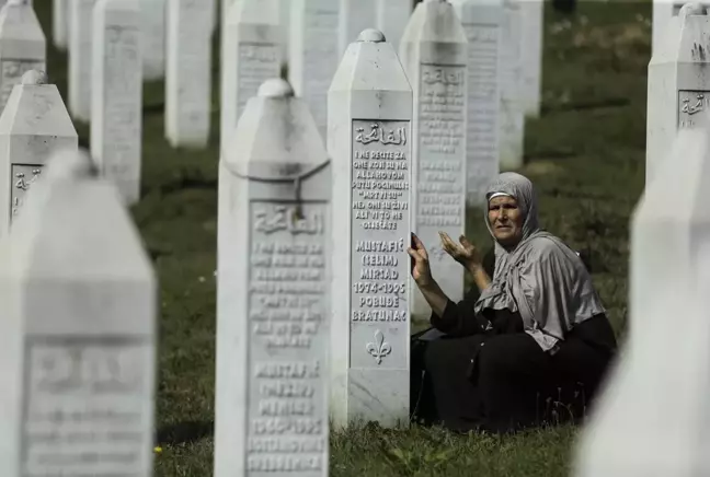 Srebrenitsa Soykırımı'nın 19 kurbanı daha toprağa verildi