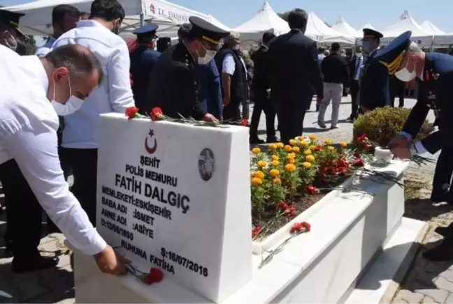 15 TEMMUZ ŞEHİDİ POLİS MEMURU FATİH DALGIÇ İÇİN MEZARI BAŞINDA ANMA