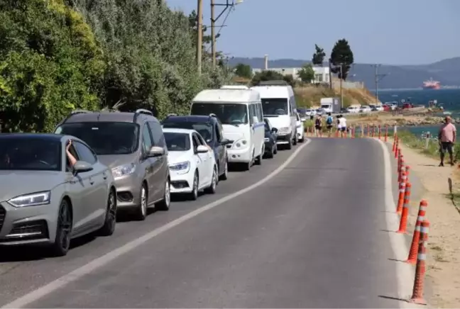 ÇANAKKALE'DE, FERİBOT İSKELELERİNDE BAYRAM TATİLİ YOĞUNLUĞU