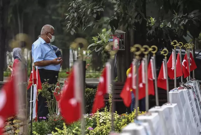 Son dakika haberi! Şehit aileleri Edirnekapı Şehitliği'nde şehitlerin kabirlerini ziyaret etti