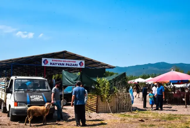 Sındırgı'da yeni kurulan hayvan pazarında arife yoğunluğu yaşandı