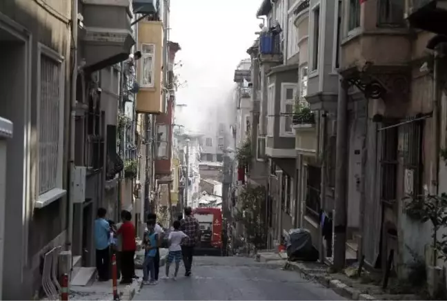 Son dakika haber... BEYOĞLU'NDA, ATIK KAĞIT DEPOSU OLARAK KULLANILAN BİNADA YANGIN