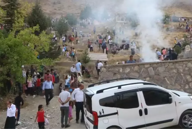 HAKKARİ'DE BAYRAMIN İLK GÜNÜ MEZARLIKLAR KALABALIK