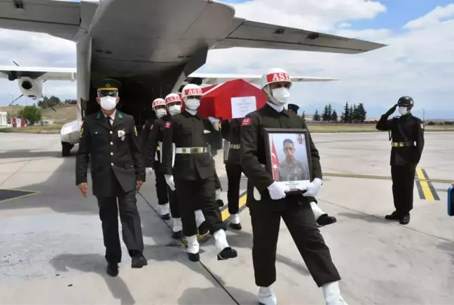 Son dakika... ŞEHİT SÖZLEŞMELİ ER ARSLAN'IN CENAZESİ MEMLEKETİ SAMSUN'DA-2