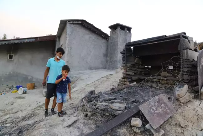 Son dakika gündem: Manavgat'taki yangında evi kullanılamaz hale gelen aile yaşadıklarını anlattı