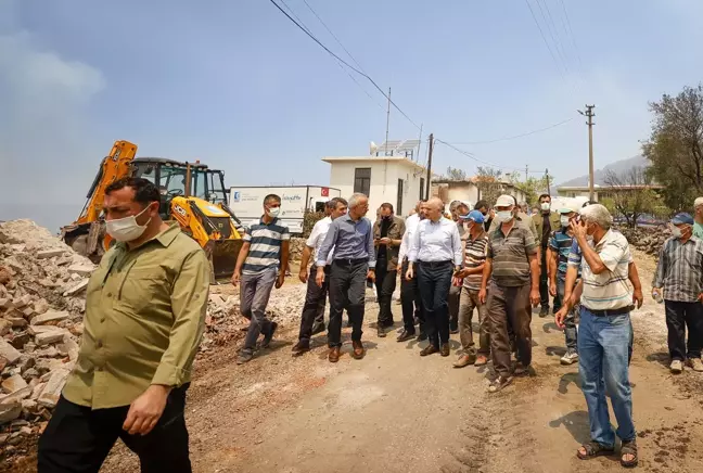 Bakan Karaismailoğlu, Manavgat'taki yangının etkili olduğu mahallelerde incelemede bulundu