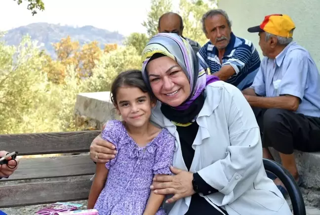 Sancaktepe Belediye Başkanı Döğücü, yardım için geldiği Manavgat'ta küçük Melike'ye umut oldu