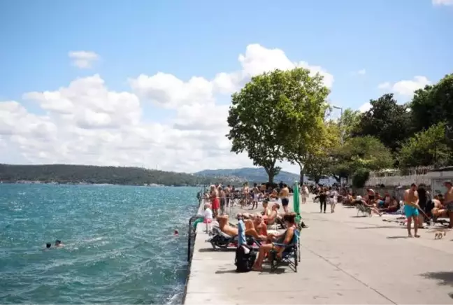 SARIYER'DE SICAKTAN BUNALANLAR DENİZE GİRDİ