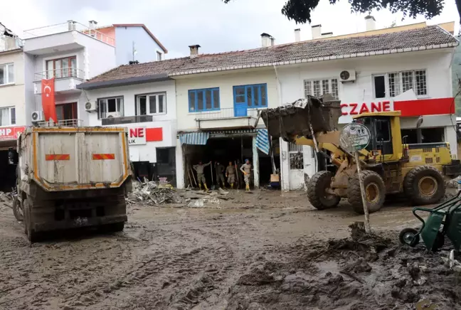 KASTAMONU - Sel felaketinin yaşandığı Bozkurt'ta enkaz kaldırma ve temizlik çalışmaları devam ediyor (2)