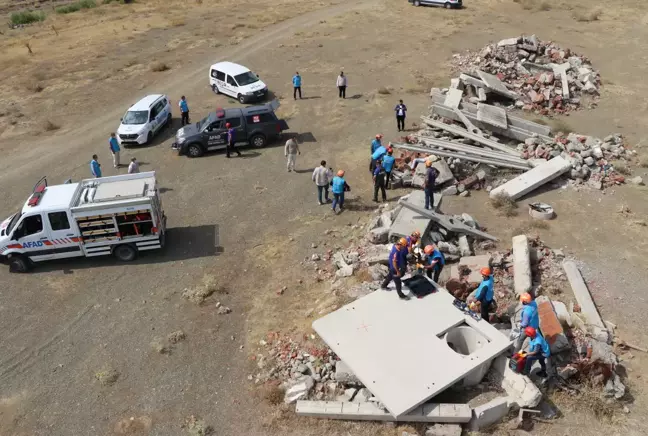 Elazığ'da gerçekleştirilen deprem tatbikatı gerçeğini aratmadı