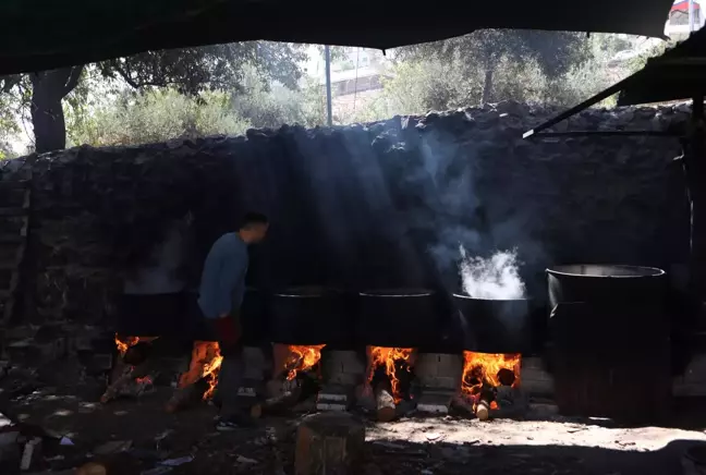 Son dakika... Filistin'in meşhur El-Halil üzümleri bakır kazanlarda saatlerce kaynatılarak şifa kaynağı pekmeze dönüşüyor