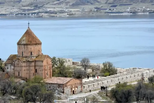 Tarihi Akdamar Kilisesi Ayine Hazır