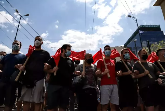 Son dakika! Atina'da Polisten Öğrenciye Tekmeli Müdahale- Atina'da Öğrenciler, Yeni Üniversiteye Giriş Sistemini Protesto Etti