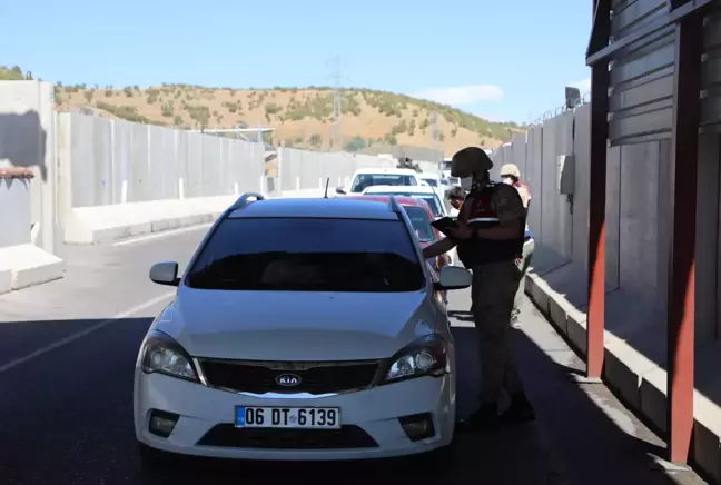 Mobil sağlık ekipleri, jandarma kontrol noktasında sürücü ve yolcuları aşılıyor