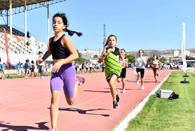 Altıeylül'de çocuk atletizmi şenliği