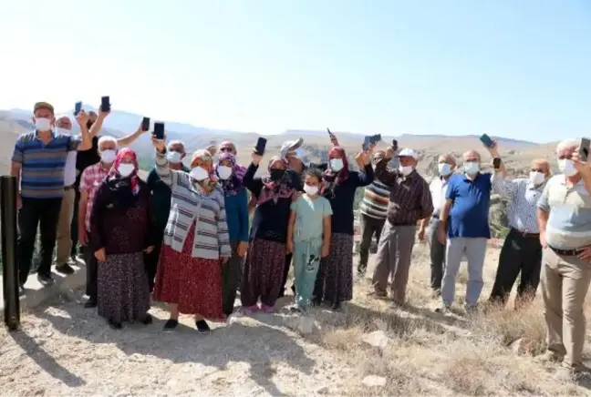 MAHALLELİ, TELEFONLA KONUŞABİLMEK İÇİN 1 KİLOMETRE YOL YÜRÜYOR