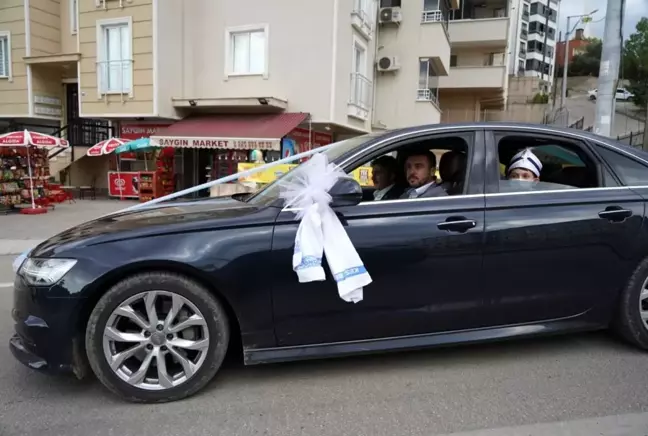 Belediye başkanı süslettiği makam aracının direksiyonuna geçip sünnet çocuklarını gezdirdi