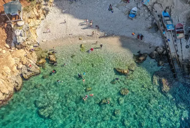 Akdeniz'de korsanların saklandığı Karamağara Koyu turist akınına uğruyor