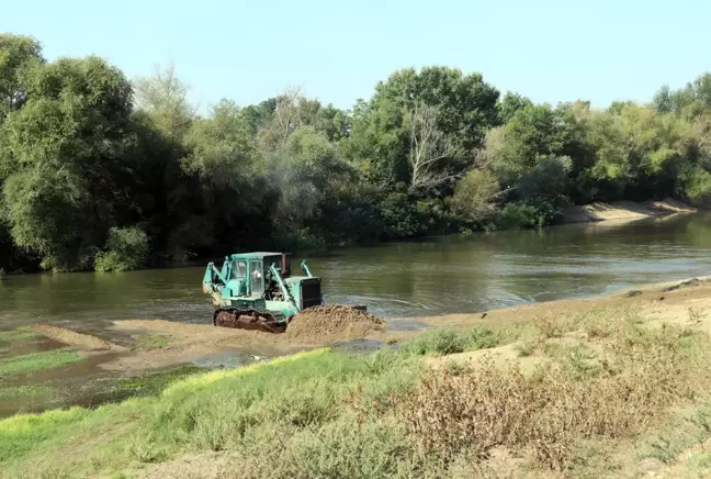 Taşkın riskini azaltmak için Tunca Nehri yatağında başlatılan kum temizliği sürüyor