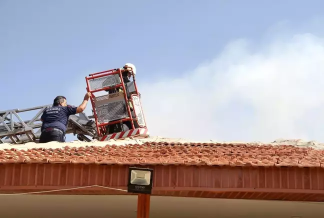 Kula'da çatı yangını korkuttu