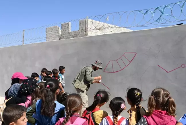 Son dakika haberi: Genç ressam, Suriye'deki yetim çocuklarla resim yaptı