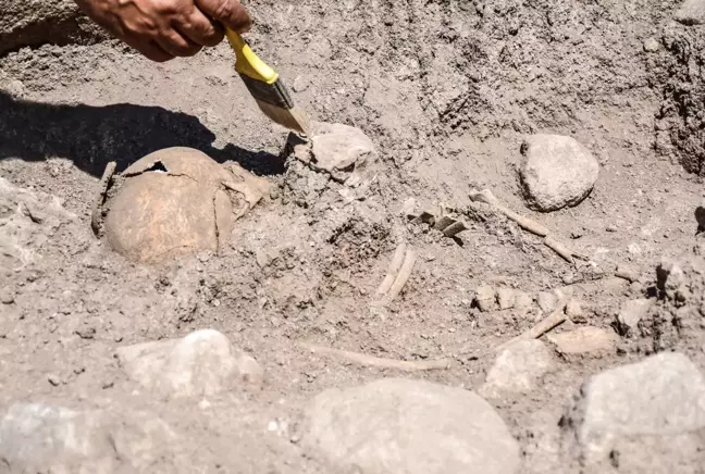 Domuztepe Höyüğü'nde Orta Çağ Dönemi'ne ait çocuk iskeleti bulundu