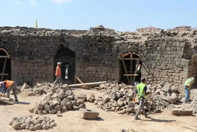 DİYARBAKIR KALESİ'NDE MANCINIK AYAKLARI BULUNDU