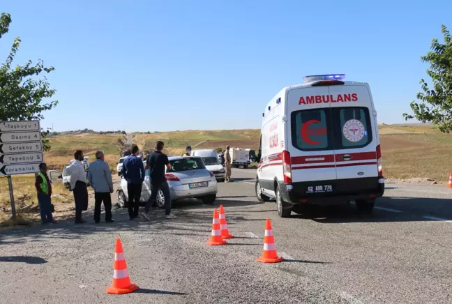 Son dakika haber! Adıyaman'da hafif ticari araçla otomobil çarpıştı, 2 kişi öldü, 3 kişi yaralandı