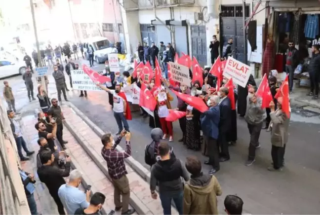 HAKKARİ'DEKİ EVLAT EYLEMİNE DİYARBAKIR'DAKİ ANNELERDEN DESTEK