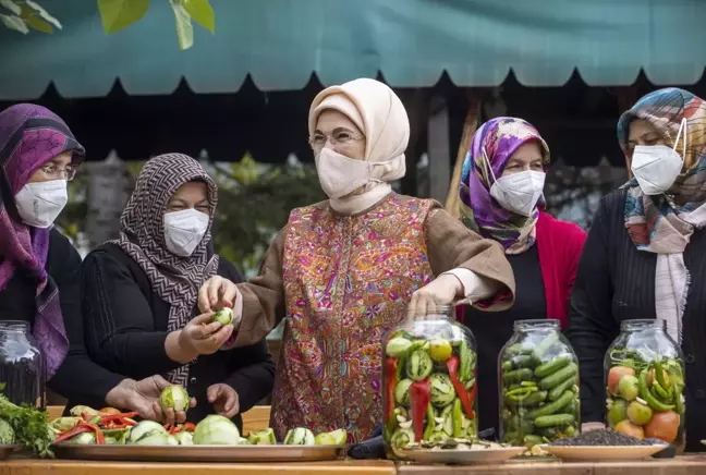 Emine Erdoğan, Çubuk'ta kadınlarla turşu kurdu (2)