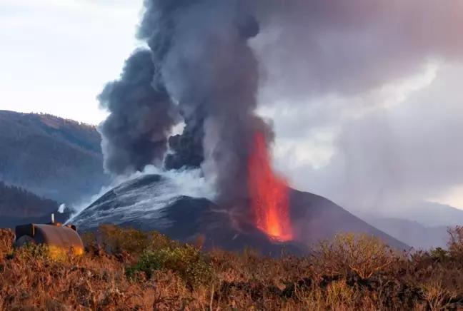 La Palma'da volkanik kül bulutu uyarısı