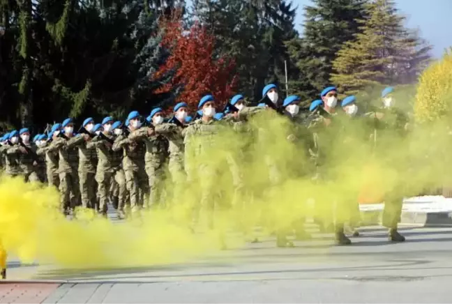 Bolu'daki kutlamalarda komandoların geçişi alkışlandı