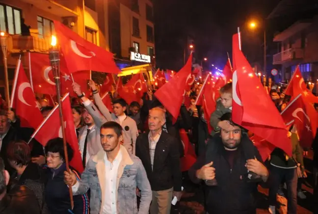 Ödemiş'te Cumhuriyet Bayramı dolayısıyla fener alayı yapıldı