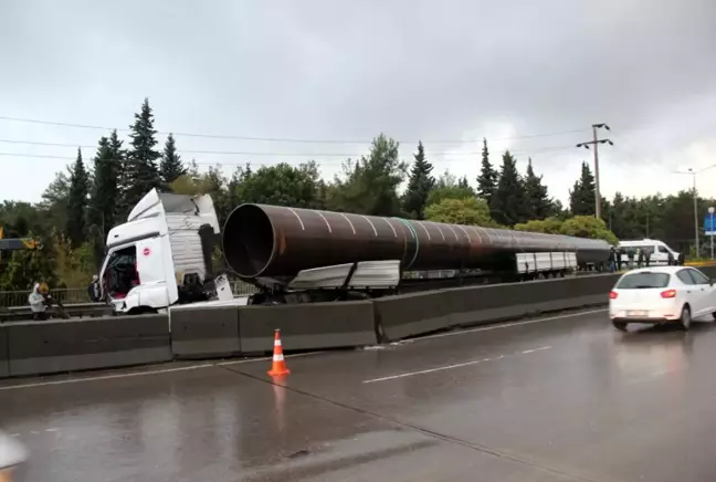 Boru yüklü tır bariyerlere çarptı, sürücü dereye düştü