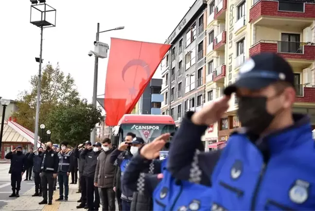 Yağmura aldırış etmediler, Ata'ya saygı için biraraya geldiler