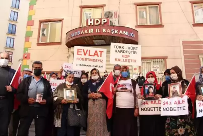 DİYARBAKIR'DAKİ EVLAT NÖBETİNİN 802'NCİ GÜNÜNDE AİLESİ SAYISI 244 OLDU