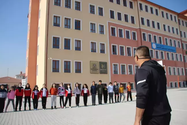 Görme yetisini kaybetmesi çok sevdiği öğretmenlik mesleğinden hiçbir şey eksiltmedi