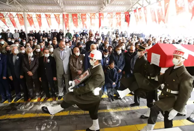 Son dakika gündem: GAZİANTEP - Kilis'teki hudut birliğinde şehit düşen asker, son yolculuğuna uğurlandı (2)