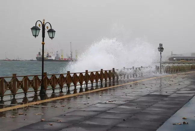 Marmara Denizi'nde ulaşıma lodos engeli