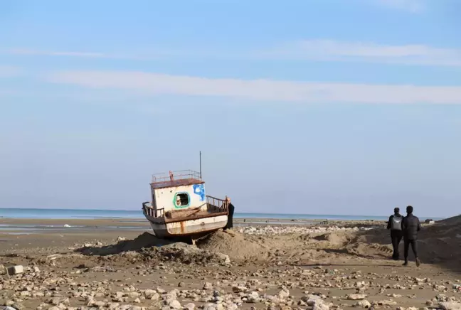 Son dakika! Van Gölü'nden kaldırılan batık teknenin yerine yenisi konuldu