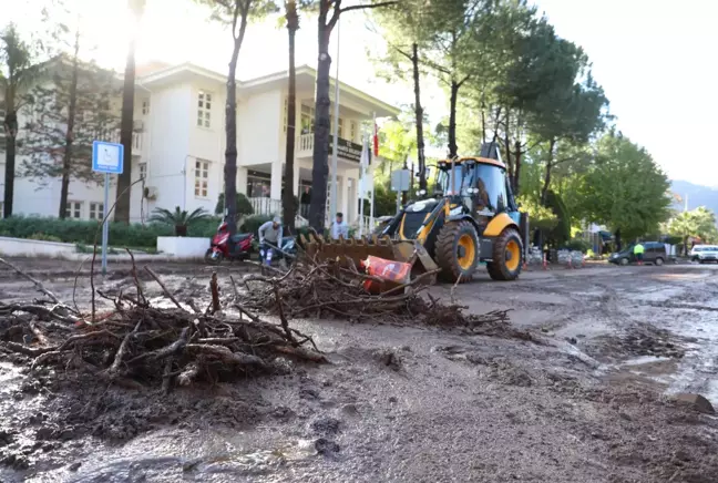 Marmaris'te sağanağın ardından temizlik ve hasar tespit çalışması başlatıldı